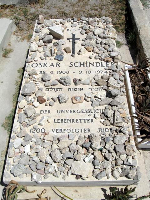 Oscar Shindler burial yard Jerusalem.JPG