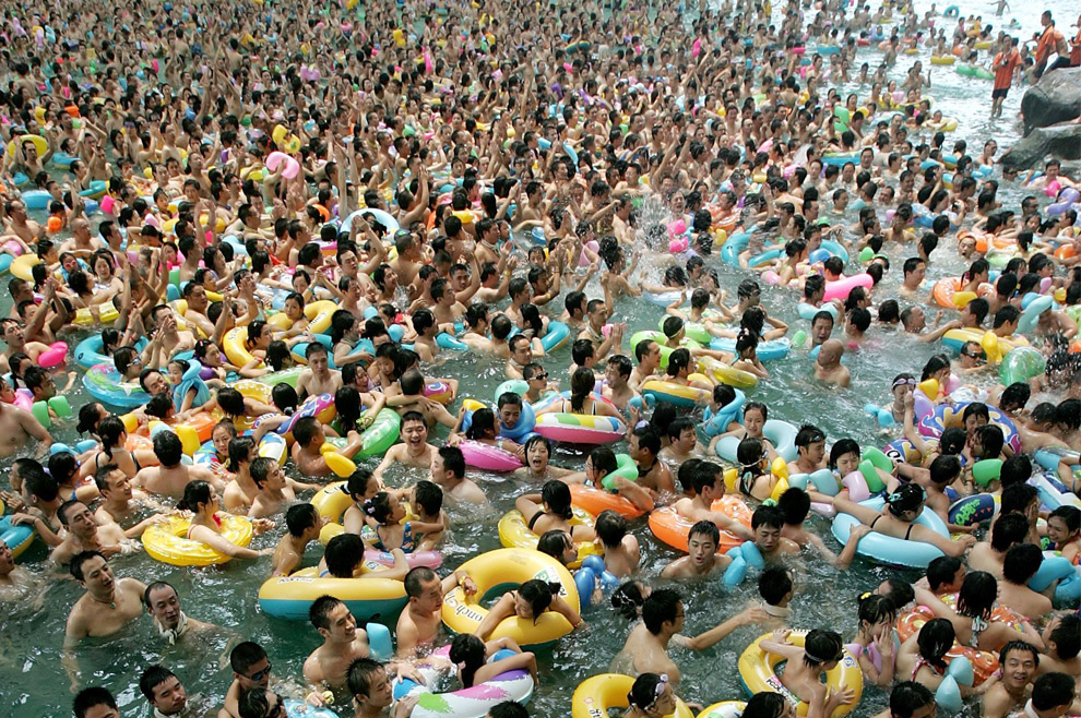 Народа много будет там. Много людей. Куча народу в бассейне. Много людей в бассейне. Очень много народу в бассейне.