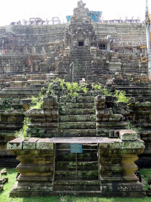 Leper King Terrace - Angkor (4).JPG