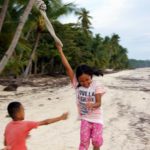 Northern Beach Siquijor : Playing with local Filipino kids
