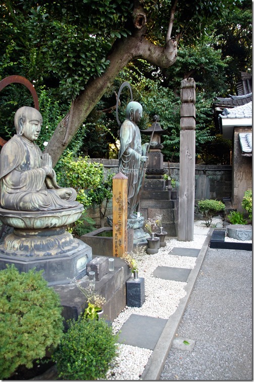 Yanaka Cemetery and Ueno Park - Tokyo (10)