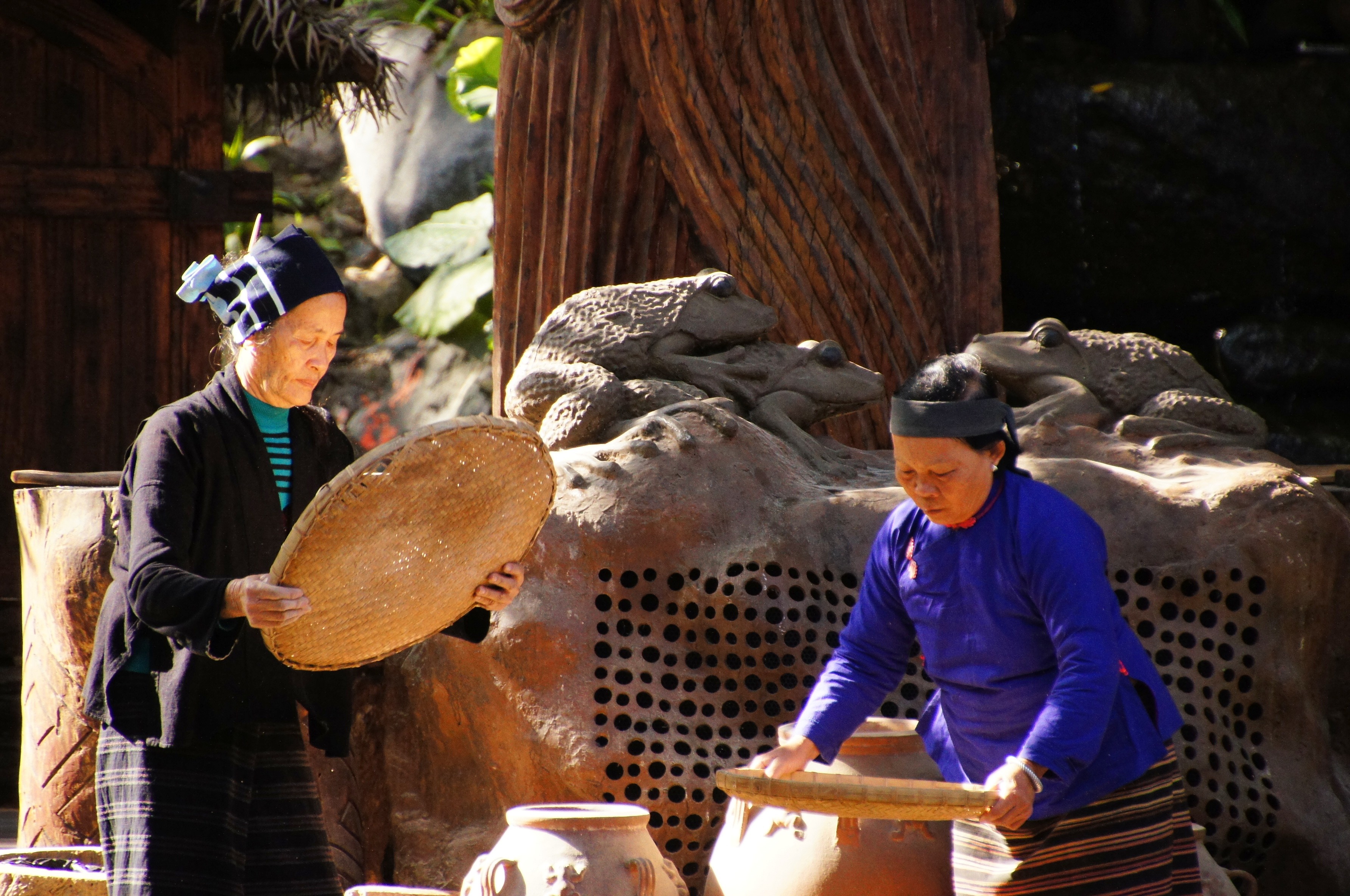 Фольклорная деревня ли и мяо. Остров хайнань ли мяо. Мяо на острове хайнань. Деревня ли и мяо хайнань. Фольклорная деревня ли и мяо.