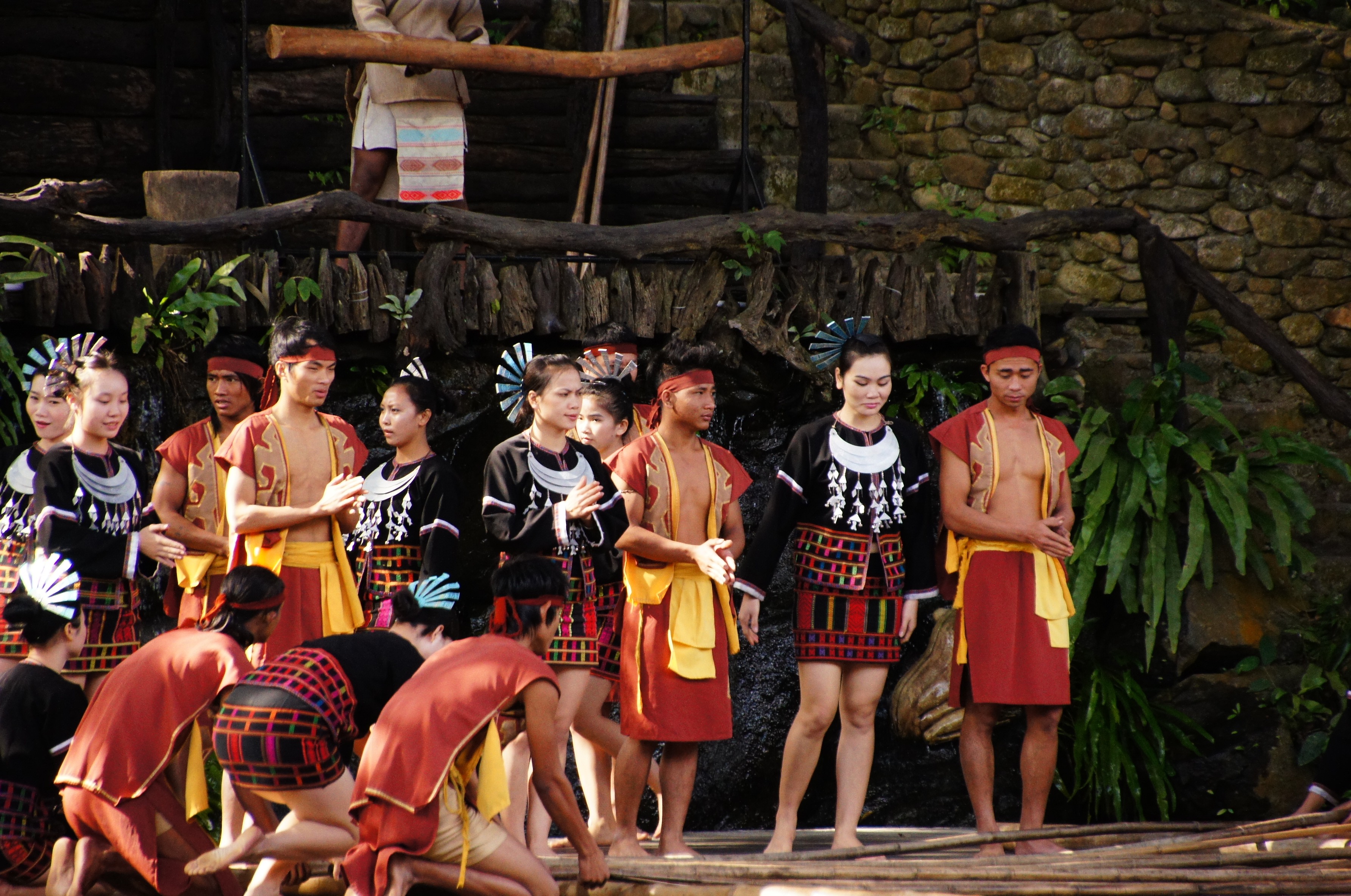 Этнографическая деревня ли и мяо. Остров хайнань ли мяо. Остров хайнань ли мяо. Деревня мяо. Остров хайнань ли мяо.