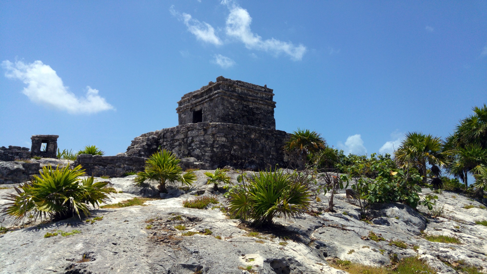 mayan-pyramids-ruins-at-tulum-archeological-site-cancun-mexico