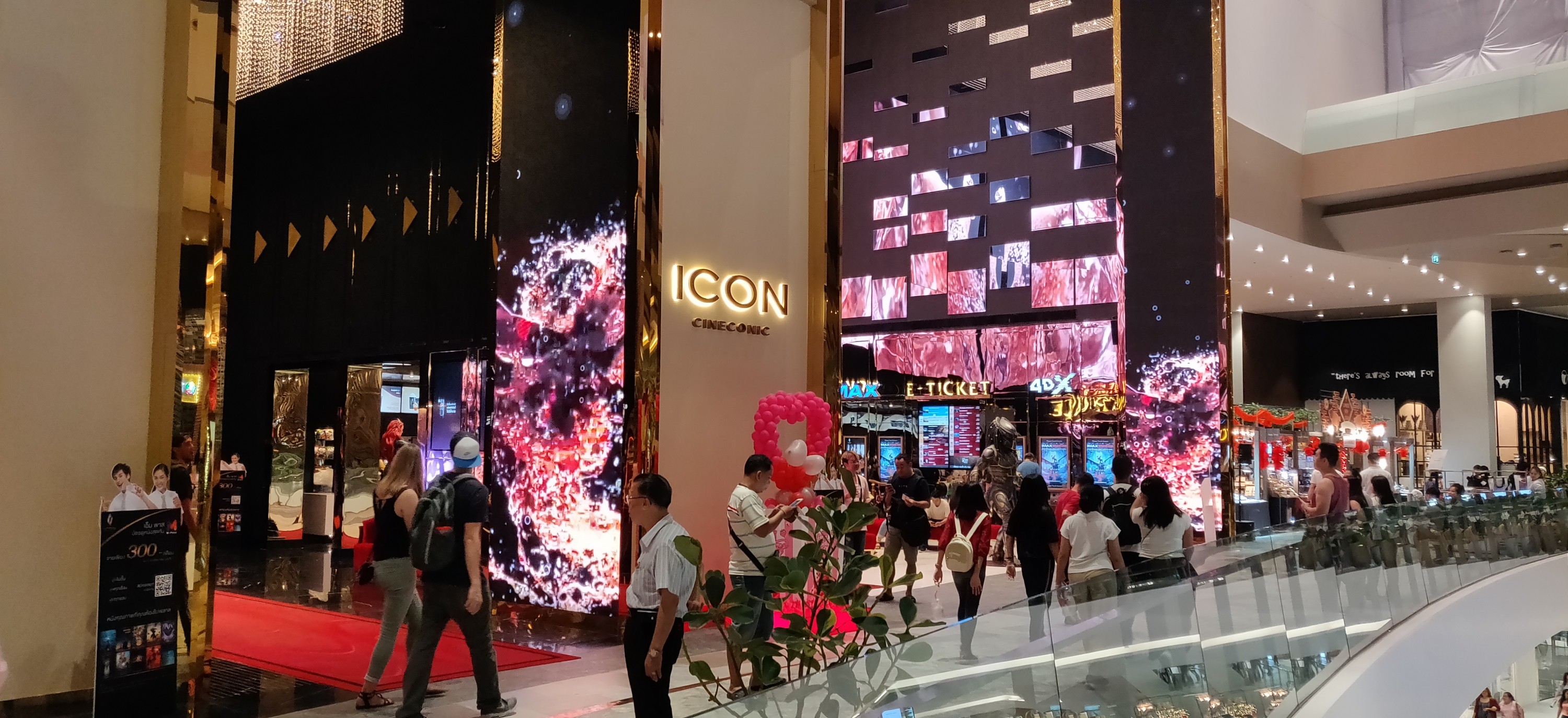 Icon Siam Shopping Mall in Bangkok, … – License image – 71304404 ❘  lookphotos